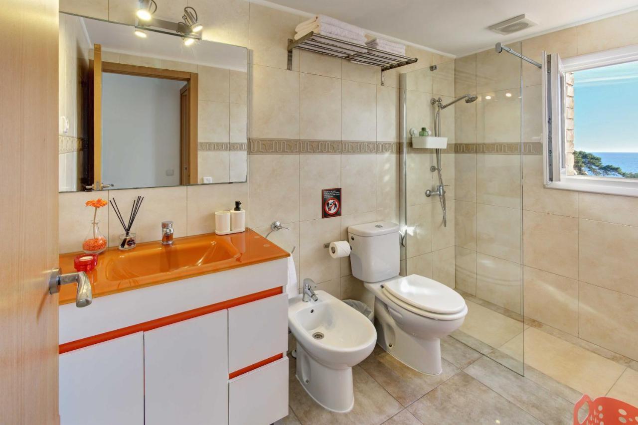 Apartament Pau Casals, 2 Min Walk From The Sea & Sea View Lloret de Mar Exterior photo
